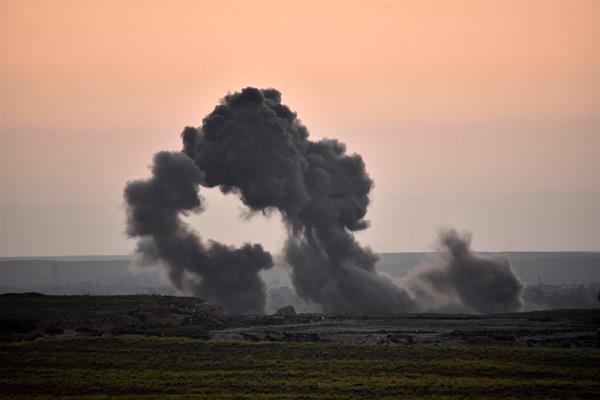 Vista general de una columna de humo después de un ataque aéreo