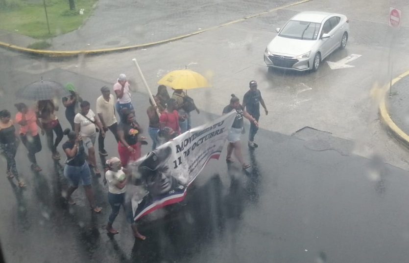 Pese a las lluvias salieron a manifestarse en la vía pública. Foto: Diomedes Sánchez 