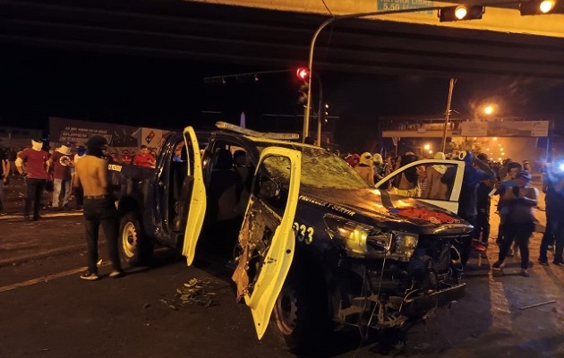 Los manifestantes se apropiaron de un patrulla de la Policía y procedieron a vandalizarlo. Foto: Melquiadez Vásquez