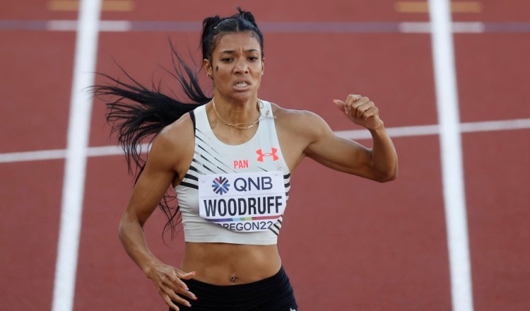 La panameña Gianna Woodruff celebra su clasificación  a la final de los 400 metros con vallas. Foto:EFE