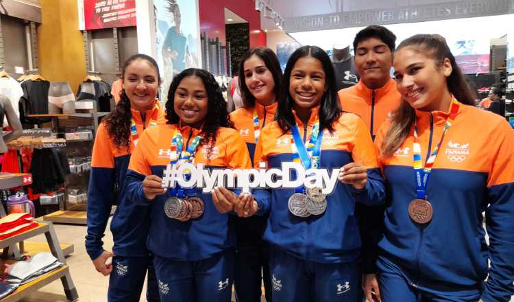 Atletas muestran sus medallas logradas recientemente. Foto: Aurelio Martínez