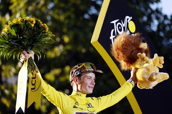 El danés Jonas Vingegaard en el podio en el Tour de Francia. Foto:EFE