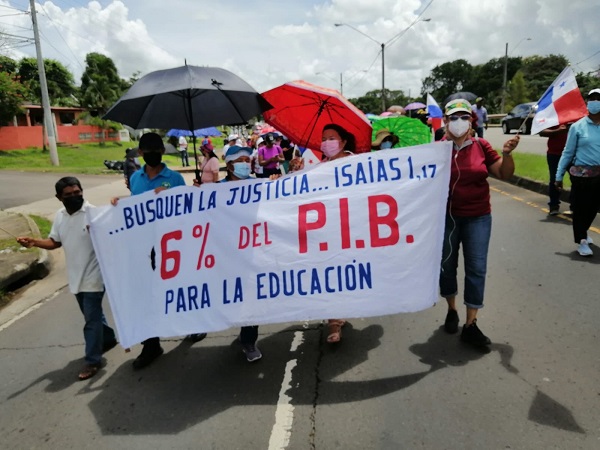 Educación y cortesía en el uso del paraguas