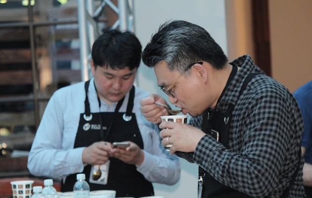 Los jueces internacionales tienen una labor difícil, debido a la calidad de café. Foto: José Vásquez 