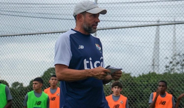 Mike Stump, técnico dela Sub-17. Foto: FEPAFUT