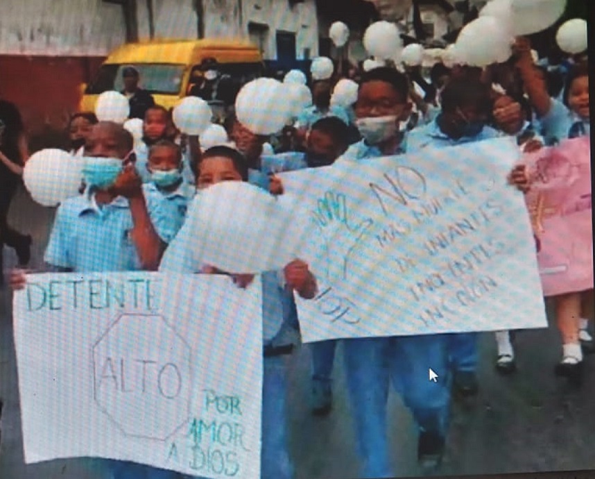 Los niños llevaban globos y pancartas con mensajes a la paz. Foto: Diomedes Sánchez 