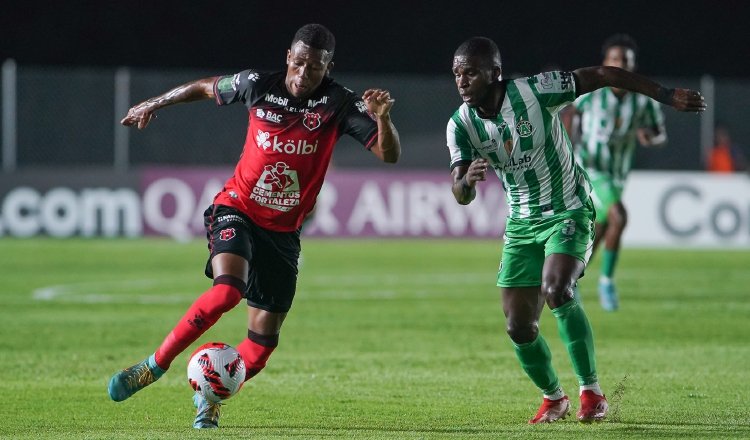 Jhon Trujillo de Alianza (der) y Josimar Alcócer de Alajuelense. Foto:EFE