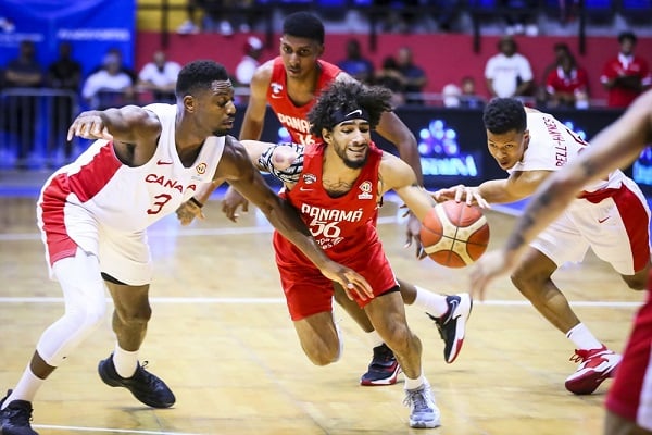 Jhivvan Jackson (cent.) en el partido de Panamá contra Canadá. Foto:FIBA