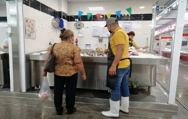 Un recorrido por los puestos de venta permitió constatar que los puestos cuentan con productos frescos, tanto agrícolas, como carnes y mariscos, y a precios razonables. Foto. Thays Domínguez