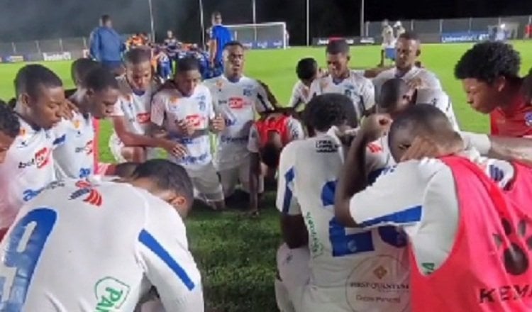 Jugadores del Árabe Unido festejan el triunfo contra Universitario. Foto: Instagram