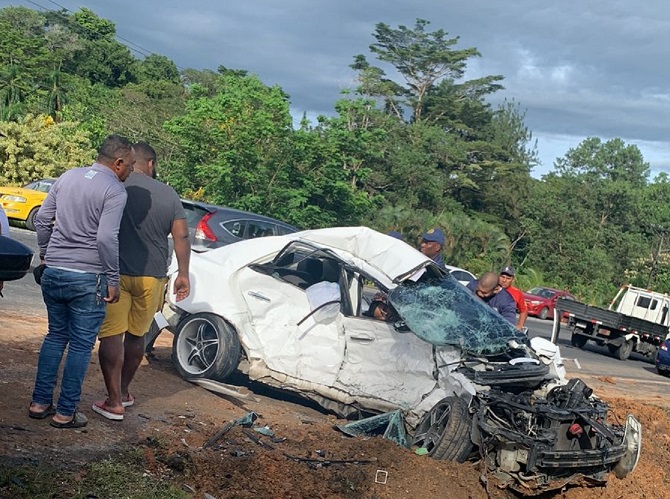 El vehículo sedán, color blanco, presentaba el golpe en el medio del automóvil. Foto: Diomedes Sánchez