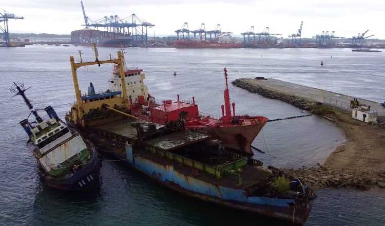 Ambientalistas han cuestionado la forma y el lugar donde se esta haciendo el desmantelamiento de estos barcos.  Víctor Arosemena