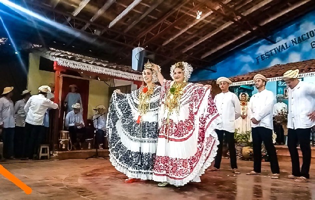 La versión número 70 del festival nacional inició con la coronación de la reina, Lucía Martínez, así como homenajes a reinas de antaño, en un evento abarrotado de público. Foto. Thays Domínguez