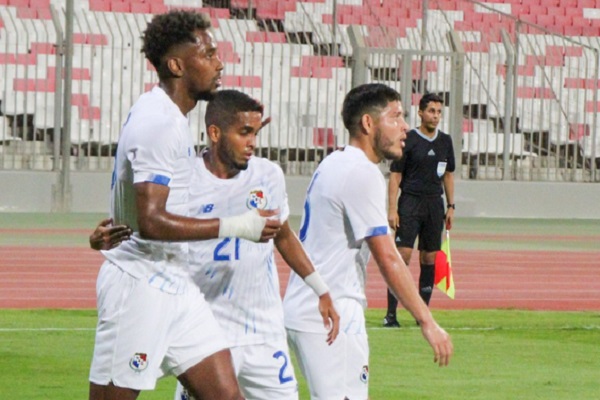 Michael Amir Murillo es felicitado por César Yanis (21) por su gol. Foto: Fepafut