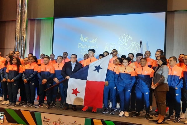 Isaac Dorati recibe el emblema patrio. Foto: Twitter