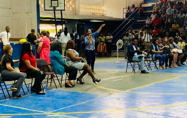 Los padres de familia han presentado propuesta para ser evaluadas por las autoridades educativas, como lo son las clases virtuales, mediante módulos. Foto. Diomedes Sánchez