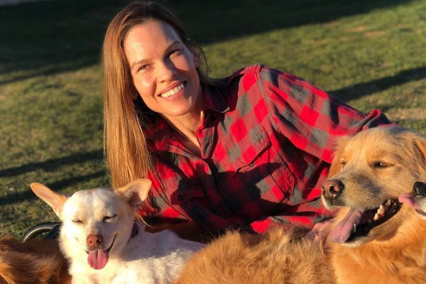 Hilary Swank confirma que está embarazada de mellizos a sus 48 años