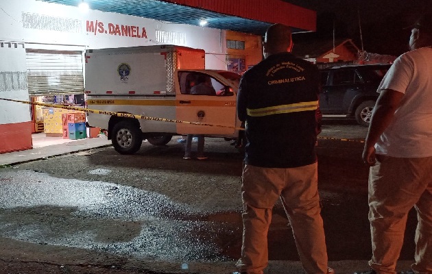 Tras disparar, el sicario se dio a la fuga, dejando el cuerpo de su víctima sobre el mostrador en medio de un charco de sangre. Foto. Eric Montenegro