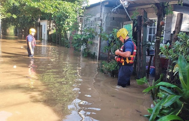 En Los Santos, la crecida de la quebrada La Rabelo, provocó inundaciones en el sector conocido como Villa Bonita, donde nueve residencias terminaron afectadas, según la información oficial. Foto. Thays Domínguez