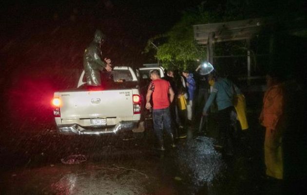 Varias personas son evacuadas hacia refugios en la madrugada de hoy, antes de la llegada del huracán Julia a Bluefields (Nicaragua). EFE