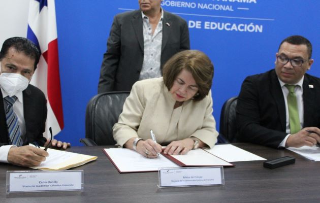 El Meduca firmó el acuerdo junto a los rectores de las universidades particulares. Foto: Cortesía Meduca