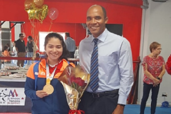 Daniela Rodríguez con la medalla de oro y Martín Peterson.  Foto: Cortesía