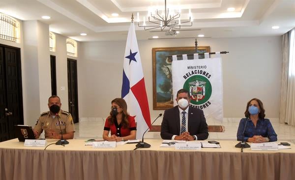 Autoridades panameñas realizan anuncio. 