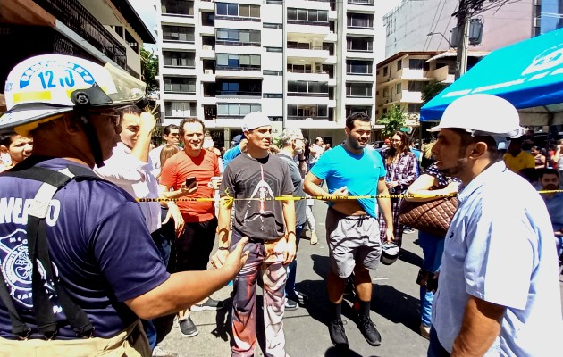 El PH Urbana se mantiene cerrado en su totalidad, mientras que los edificios aledaños que sufrieron daños en ventanas, están en un proceso de limpieza. Foto: Víctor Arosemena