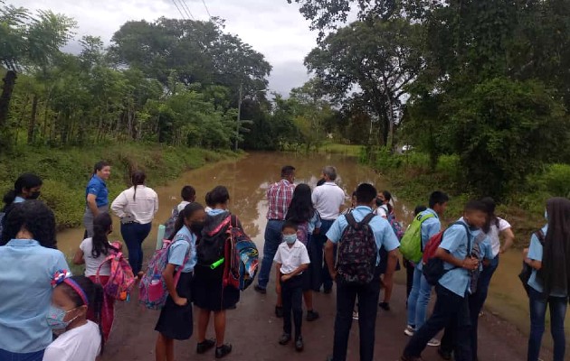 Los estudiantes no pueden asistir a las escuelas desde hace varios días. Foto / Melquiades Vásquez.