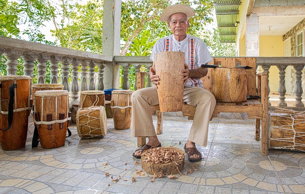 Eligio Tejedor junto a sus creaciones. Foto: Mides