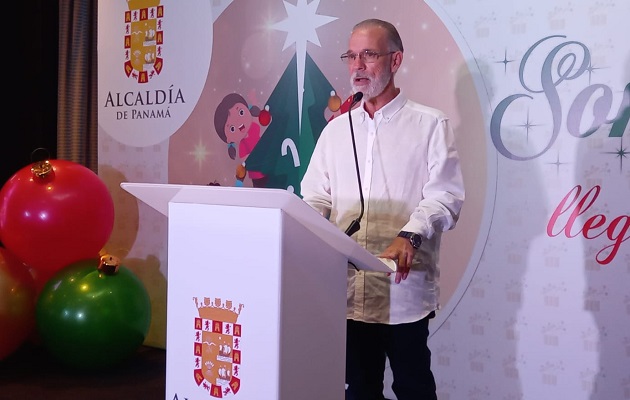 José Luis Fábrega dijo que con el desfile se trata de contribuir a la reactivación económica.  Foto: Víctor Arosemena