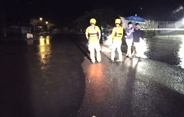 Desde la noche del jueves 17 de noviembre los miembros de la Fuerza de Tarea Conjunta evalúan la situación del Río La Villa. Foto. Sinaproc