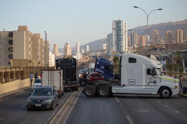 Camiones bloquean la vía durante una manifestación, en Iquique (Chile), EFE