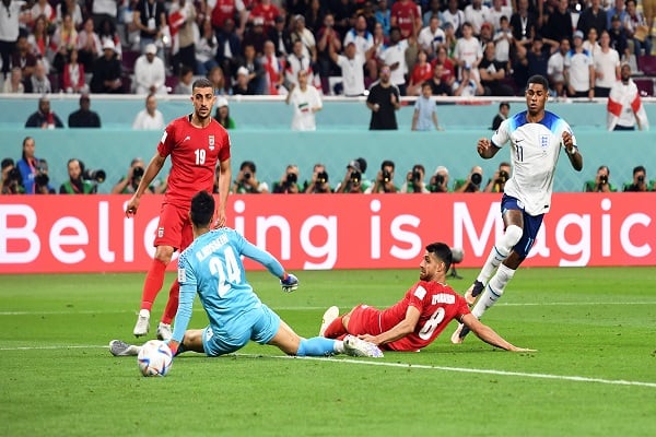 Marcus Rashford (der.)  anota el quinto gol inglés. Foto:EFE