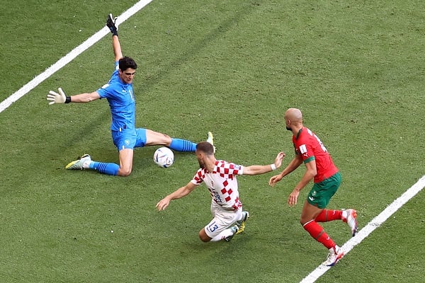 El portero Yassine Bounou de Marruecos salva contra Nikola Vlasic de Croacia. Foto: EFE