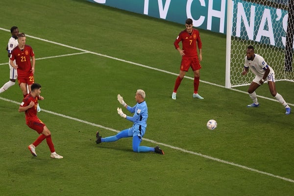 Carlos Soler anota el sexto gol de España ante la salida de Keylor Navas. Foto: EFE