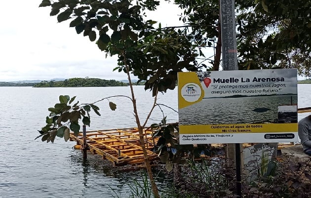 Al pontón flotante existente le faltan todos los tablones de madera y otros más de la rampa de acceso, por lo cual es riesgoso utilizarlo, Foto. Eric Montenegro