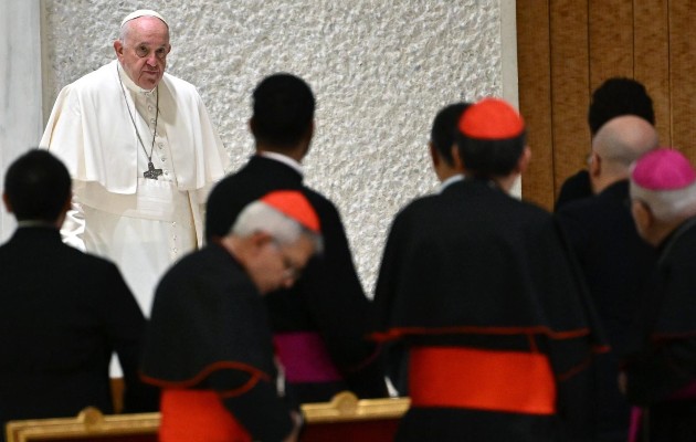 La posesividad causante del feminicidio, dice el papa Francisco. Foto: EFE