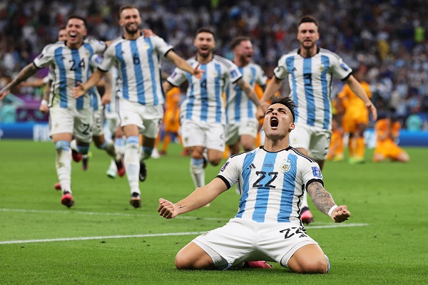 Lautaro Martínez festeja su gol de tiro penal que dio el triunfo a Argentina. Foto:EFE