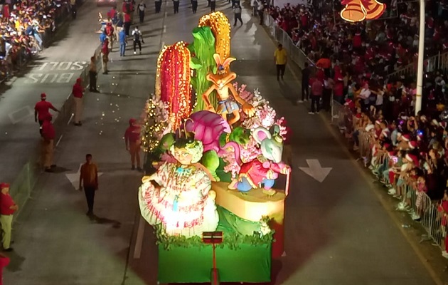 Carros alegóricos que participaron en el desfile de este año. Foto: Víctor Arosemena 