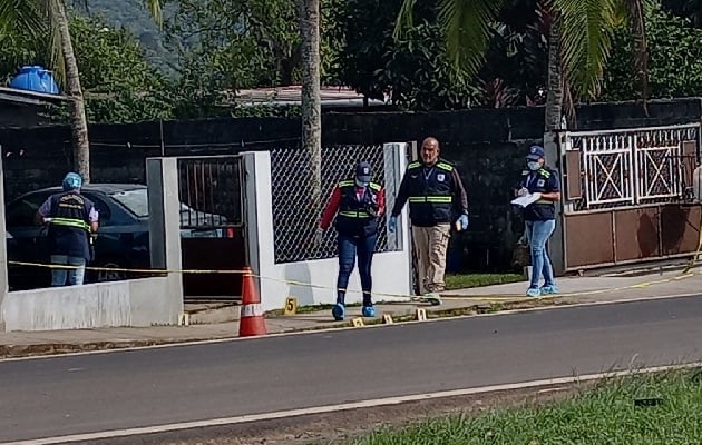 Personal de Criminalística del Ministerio Público (MP) recolectó evidencias balísticas en el sitio. Foto. Eric Montenegro