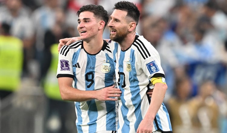 Julián Álvarez y Leo Messi festejan uno de los goles de Argentina. Foto: EFE