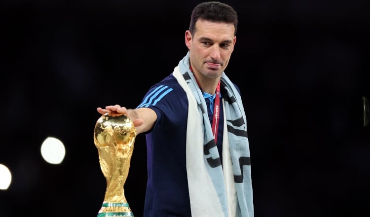 El técnico de Argentina, Lionel Scaloni, toca la Copa de la FIFA, luego del partido contra Francia. Foto:EFE