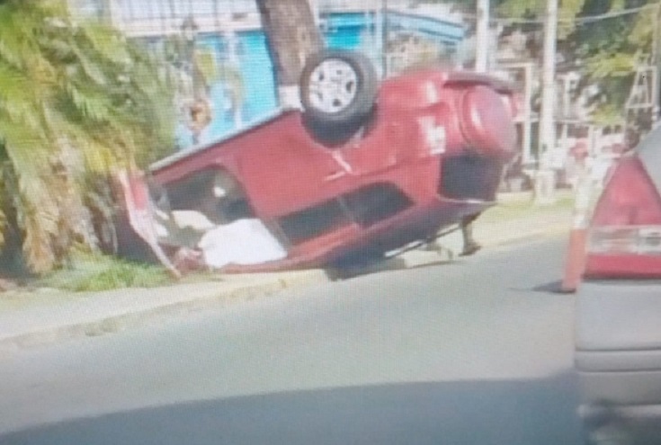 El vehículo quedó con las llantas para arriba. Foto: Diomedes Sánchez 