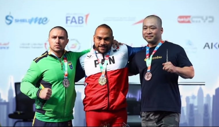 Rey Dimas (cent.) con la medalla de oro. Foto: Cortesia