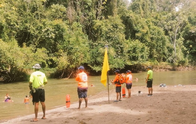 Hay más de 800 unidades entre voluntarios y colaboradores desplazados en los ríos y playas, para garantizar la seguridad acuática. Foto. Sinaproc