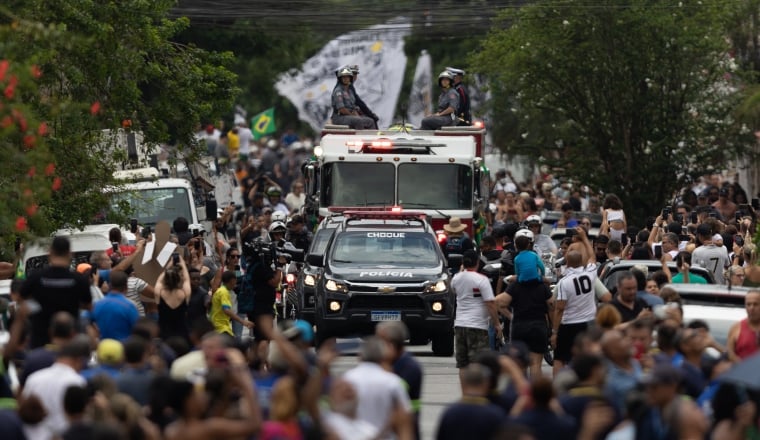 El cortejo fúnebre con el féretro de Pelé en su llegada al cementerio de la ciudad de Santos. Foto:EFE