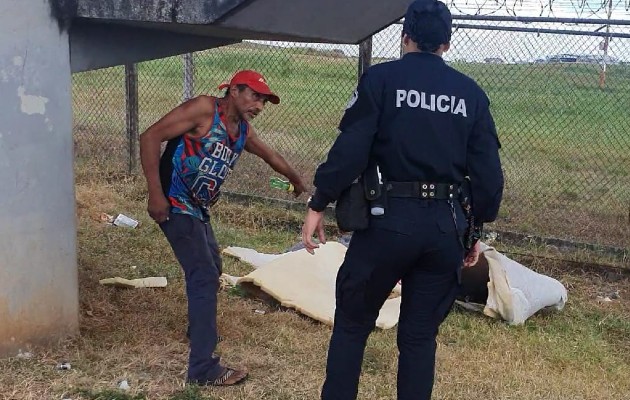 Habitante de calle alerta a la policía sobre menor abandonada. Foto: Cortesía