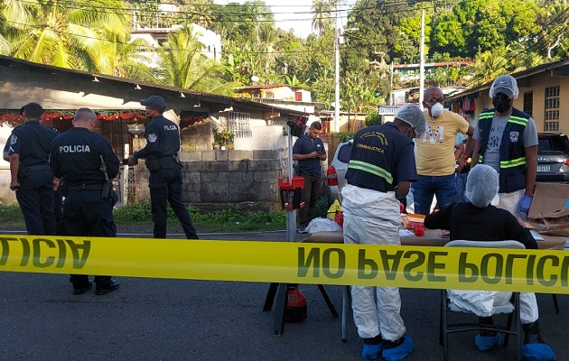 El cuerpo de Jonathan Belgrave Zorrilla, de 42 años de edad, fue enviado en horas de la madrugada con el carro fúnebre a la morgue judicial en la ciudad de Colón, para programar la necropsia de rigor. Foto. DiomedesSánchez