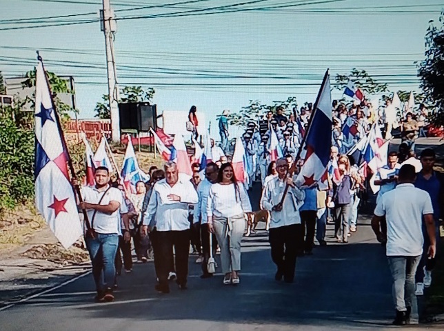 Una caminata se efectuó desde el parque Libertador hasta el el parque 9 de enero, Foto: Eric A. Montenegro